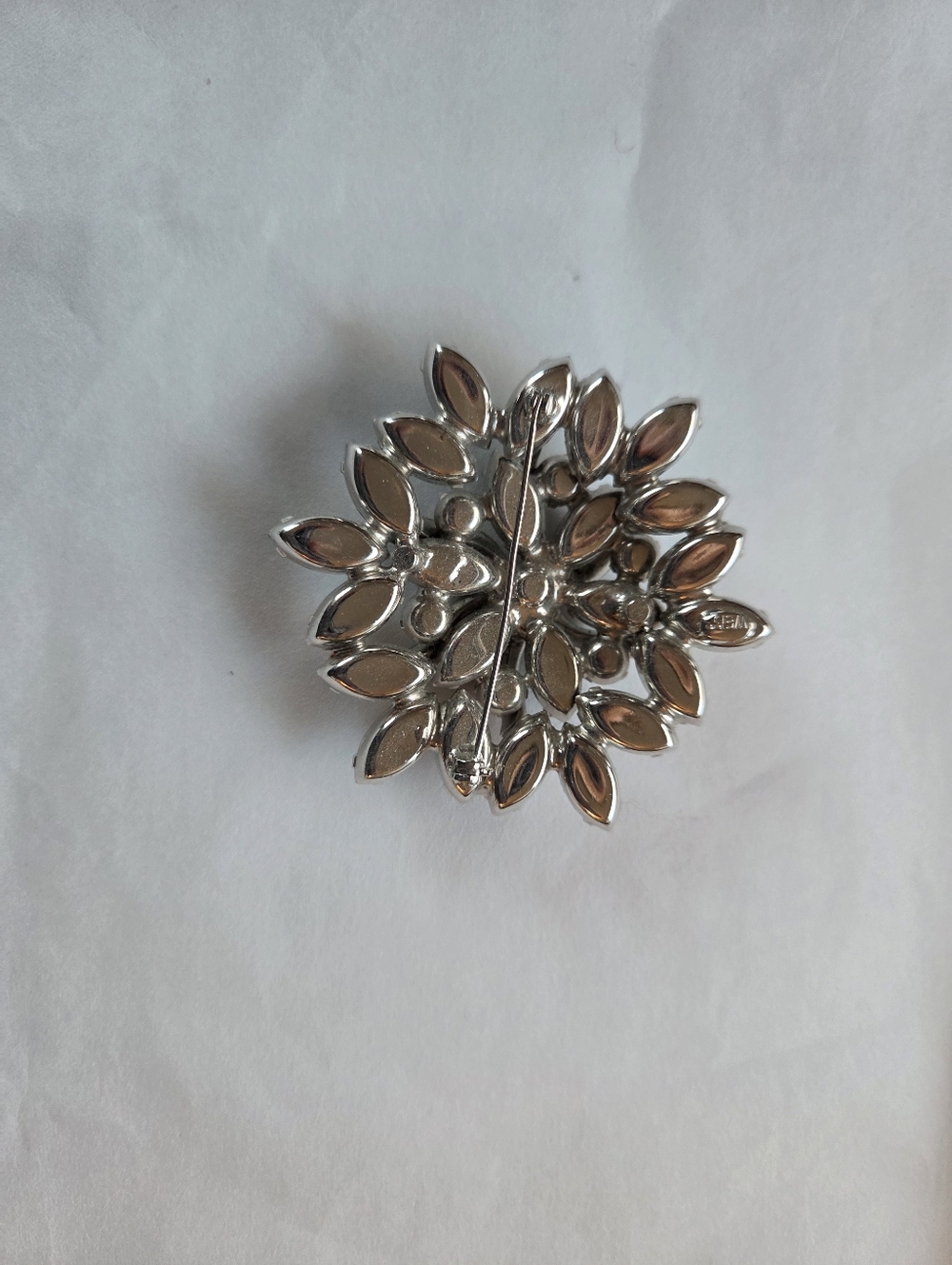Beautiful Brooch - Picture 3 of 3